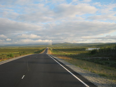 Die E6 hinter Alta auf dem Weg zum Nordkapp. 150km Hochebene.