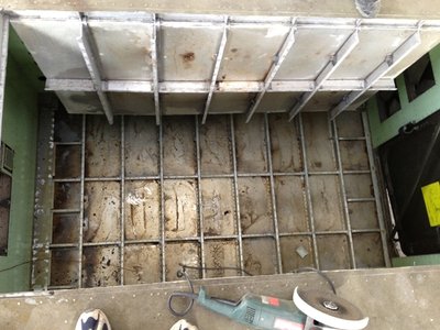 Boden auch offen, Streben bleiben, neuer Boden dann aus Plywood ...
