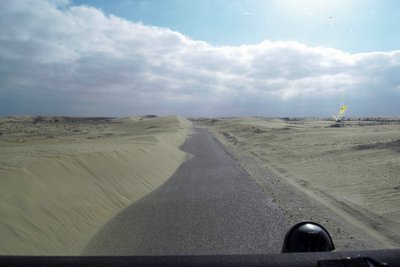 .....auf der neuen Küstenstraße von Laayoune &gt;&gt;&gt; Tarfaya . Oder auf dem was da noch nicht zugesandet ist .