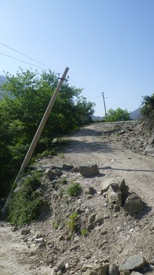 Hier war dann endgültig Schluss. Zwei nicht isolierte Kabel parallel zur Straße, da geht auch mit anheben nichts mehr. Es sei denn das Dorf liegt im Dunkeln. Ein Tag umsonst im Schritttempo - umgedreht.