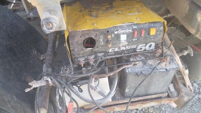 Die Starterbatterie, schon sehr alt wie Zef erklärt.