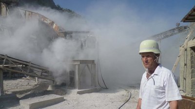 Der Meister. Hat sich noch extra einen Bauhelm geholt fürs Foto