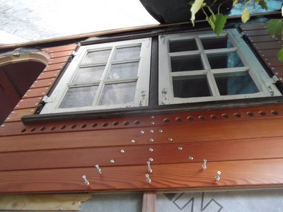 nach außen öffnende Holzsprossenfenster mit Mehrscheiben-Isoglas; Oregon-Pine als Außenhaut; Hinterlüftungsaustritt; Schrauben mit Rosetten