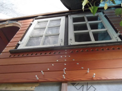 DSCF0366.JPG (326.5 KiB) 14978 mal betrachtet nach außen öffnende Holzsprossenfenster mit Mehrscheiben-Isoglas; Oregon-Pine als Außenhaut; Hinterlüftungsaustritt; Schrauben mit Rosetten