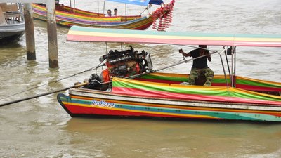 Touristenboot in Bangkok mit LKW-Motor
