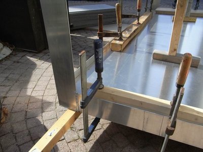 während des Baus, Einkleben des Bodens