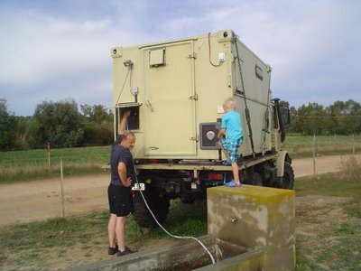 Sardinien-Wasser-fassen-beim-Capo-Ferrato.jpg