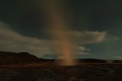 Geysir mit &quot;sparsamen&quot; Nordlicht
