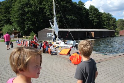 gekenterter Segler beim Aufräumen