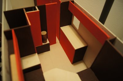 Mitte<br />Man erkennt in Fahrtrichtung rechts den Küchenblock, mit einem kleinen Fenster. In den Küchenblock kommt das Waschbecken mit 2 Wasserhähnen (ein Wasserhahn aus dem Wassertank ein zweiter Wasserhahn mit Keramikfilter im Fall der Fälle). Daneben kommt eine Induktionsplatte. Unten wollen wir eine Mikrowelle mit Backofen (elektrisch) einbauen Breiter ging das Fenster nicht, da ansonsten die geöffnete Kabinentür gegen das gekippte Fenster haut. Ein Schiebefenster wollten wir nicht. Je nach Tür werden die Oberschränke anders gestaltet.<br />Links im Anschluß an den Küchenblock ist eine Schiebetür angedeutet, die den Wohnbereich vom Schlafbereich trennt. Links neben der Schiebetür ist ein Ölofen (Refleks http://www.refleks-olieovne.dk/) mit Kochplatte und Wasserwendeln zu Unterstützung der Wasserheizung. Wie Ihr wißt funktionier der Ofen ohne Strom, ist also mein Back Up System. Für Heizung und Kochen und ggf. warm Wasser. Und gemütlich ist er auch, da er Strahlungswärme abgibt.