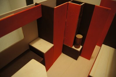 Mitte links<br />Rechts seht Ihr den bereits beschrieben Ölofen, daneben ein keiner Schrank und dann der Klo. Es gibt ein Yachtklo mit Ventil nach unten (ebenfalls zur Not stromfrei zu bedienen) Oberhalb der Klos kommt in den Oberschrank der Dieselvorrat für den Reflekssofen.