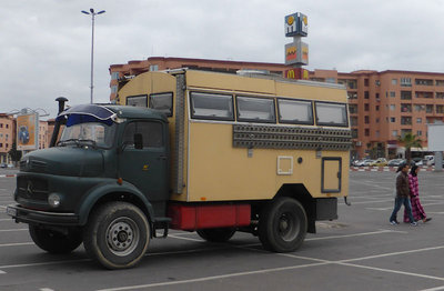 Ein Berliner mit H-Kennzeichen vor Marjane in Marrakech - wo es immerhin noch Alkohol gibt!
