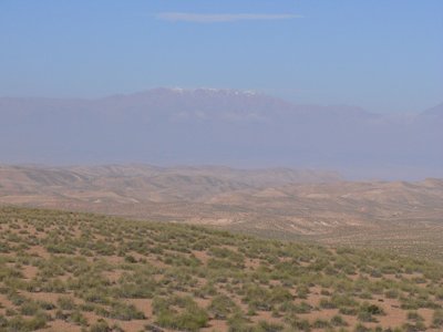 Blick zum 60km entfernten schneebedeckten Jebel Bou Naceur (3340m)