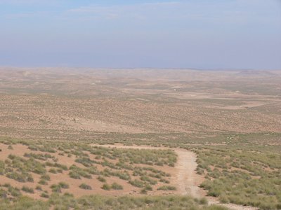 Die Piste schlängelt sich durchs Niemandsland