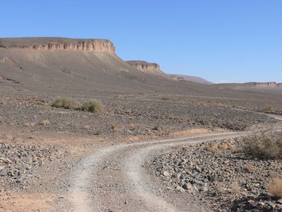 Parallelroute zur Strasse unmittelbar nach Beni-Bassia. Dort hat es alte Minen.