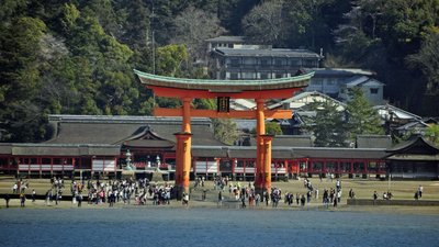 Torii auf Miyajima bei Ebbe