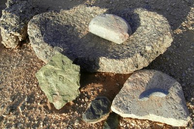 findet man schöne alte Sachen . Reibschalen und Reibsteine , sogar ein Stück von einem alten Armreifen .... Alles ca. 4-5 Tausend Jahre alt .