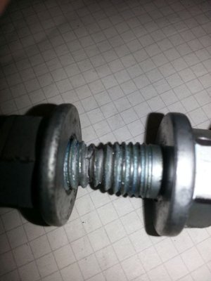 Gerissene Schraube zusammengehalten