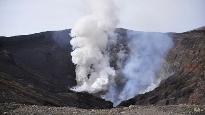 Vulkan Aso. Die Dampfwolken strömen mit einem Getöse aus dem Krater wie bei einem Flugzeugtriebwerk
