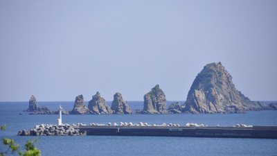 Tsunami Schutz in einem Hafen, naturlich und künstlich