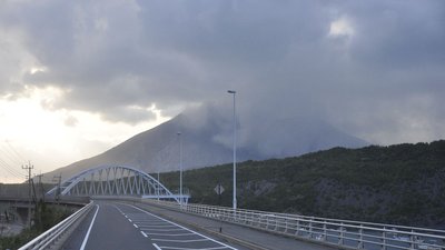 Das sind keine Wolken, sondern Dampf und Rauch aus dem Krater des Sakurajima