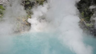 Kochend heiße, verschiedenfarbige Quellen-Teiche, die sich in Beppu auf Kyushu befinden (jigoku - &quot;Höllen&quot;)