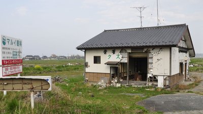 Von Erdbeben und Tsunami beschädigte Häuser
