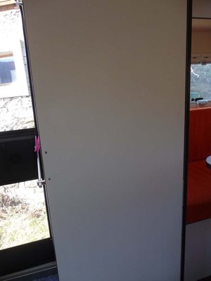 Schiebetür geöffnet vor dem Schrank