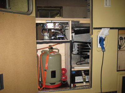 Gaskasten mit Rückseite Kühlschrank und Batteriekasten