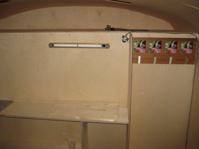 Vorderansicht mit Hauptleuchte, welche um 180 Drehbar ist, sowie die Garderobe