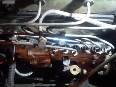 3. Leitungen lösen und die Pumpe mit Pumpenflasch abschrauben<br />(um an die hintere Schraube zu kommen, kleine Knarre mit Gelenk)