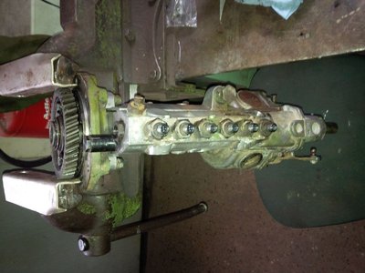 Pumpe mit Alubacken in den Schraubstock