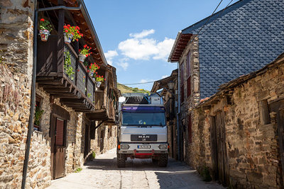 2014 mantoco Weltreise Spanien Galizien Dorfdurchfahrt am Camino de Santiago.jpg