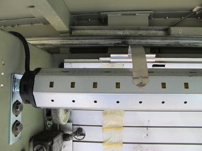 ganz normaler Rollladenmotor und die entsprechende Halterung