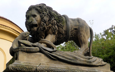 Dieser Löwe kämpft - laut Inschrift an der Statue - seit 1869 mit der Schlange - in Pisek am Fluß Otava
