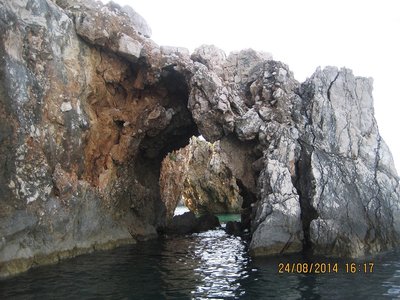 Felsenküste vom Kanu aus. Bei Lopar