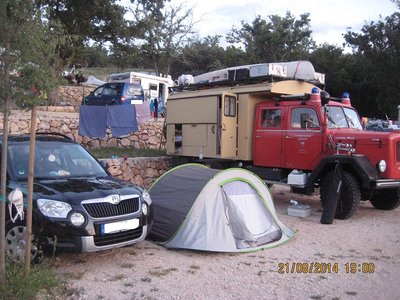 Campingplatz Krk, den Platz hatten wir mit den Autoinsassen (kamen aus Siegen und sahen das Siegener Feuerwehrauto :)) geteilt, da sie auch nur eine Nacht hatten- der CP war voll ausgebucht