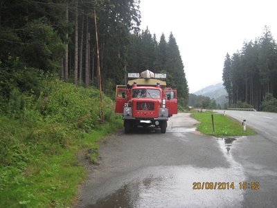 Pause und Panne, die Achsentlüftungen waren zu. Öl drückte aus dem Simmerring hinten links. Danach war es wieder gut.