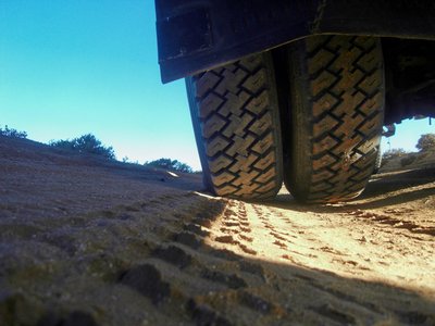 Schei... Zwillinge , in den ausgefahrenen Landyspuren trägt nur der äußere Reifen , und das auch nur mit der hälfte , aber das vollen Gewicht .