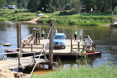 Gauja Nationalpark<br />mit Muskelkraft betriebene Fähre bei Ligatne
