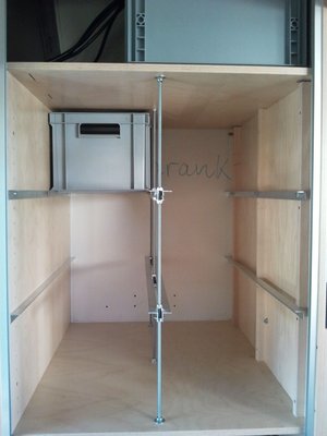 Schrank mit Schienen (Large).jpg