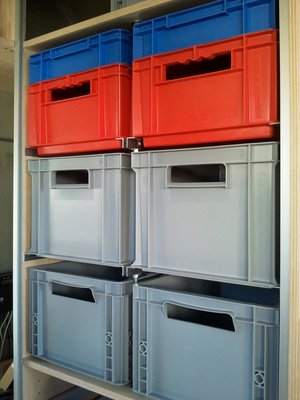 Schrank mit Euroboxen (Large).jpg