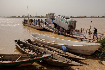 2014 mantoco Weltreise Mauretanien Rosso Faehre ueber den Senegalfluss.jpg