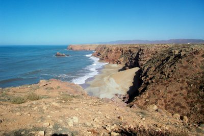 Zwischen Sidi Ifni und Plage Blanche auf den Steilküsten .