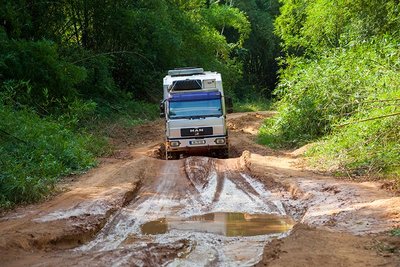 2015 mantoco Weltreise Elfenbeinkueste Piste an der liberianischen Grenze nach Regen.jpg