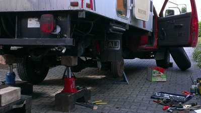 Holzklötze vom Schwiegervater eines Freundes seinerzeit aus dem VOLLEN gezimmert - mit Griff seitlich.<br />Genial und sehr sehr vielseitig verwendbar.<br />Hier nur mit Hydraulik Heber zur Stabilisierung - siehe Böcke weiter vorne am Rahmen.