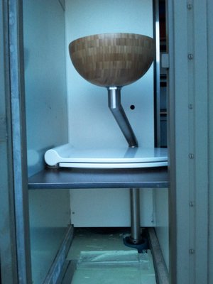 WC-Kiste mit Waschbecken.jpg