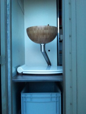 WC-Kiste mit Eimer.jpg