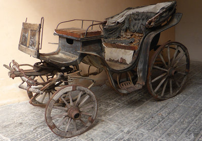 Alte Luxuskutsche im Castello di Corigliano Calabro