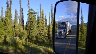Wenn ihr einmal auf dem Alaska Highway so mit ca. 100 km/h unterwegs sein solltet, und ihr seht im Rückspiegel einen solchen LKW heranbrausen --- das könnte Vikingswen sein (ist es auf diesem Bild auch) :-)